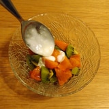 ヨーグルトソースで食べるキウイと柿のサラダ